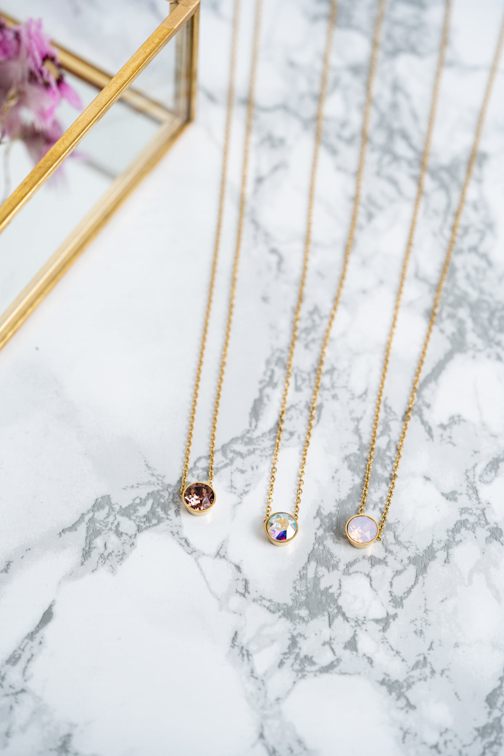 CHAIN NECKLACE WITH CRYSTAL GOLD