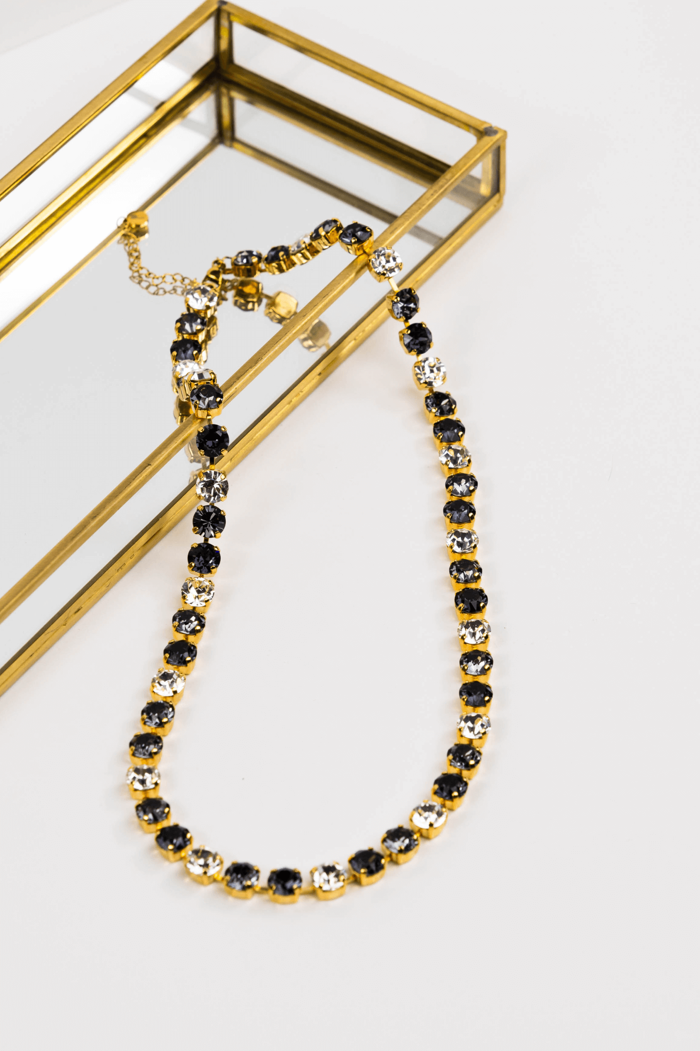 Black shade chocker necklace